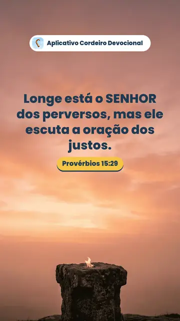 Imagem do versículo Provérbios 15:29: Longe está o SENHOR dos perversos, mas ele escuta a oração dos justos.