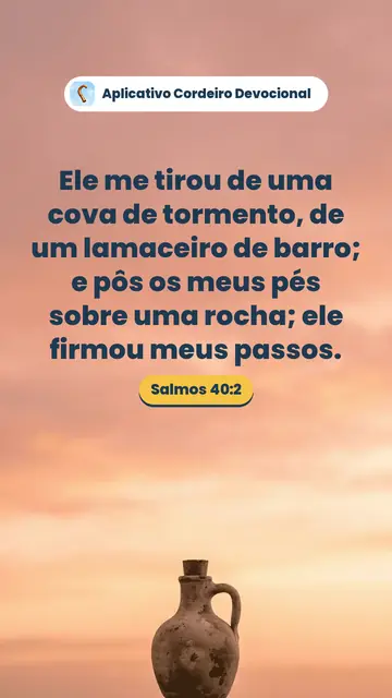 Imagem do versículo Salmos 40:2: Ele me tirou de uma cova de tormento, de um lamaceiro de barro; e pôs os meus pés sobre uma rocha; ele firmou meus passos.